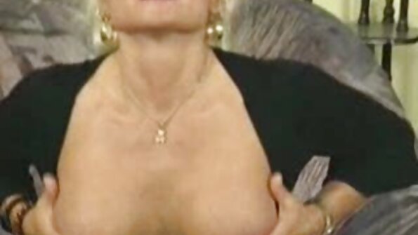 Geek-ul cu busty Georgina Gee are sânii uriași strânși într-un corset strâns. Bruneta fierbinte nu suportă presiunea și decide să o dea jos, vărsându-și sânii mari.
