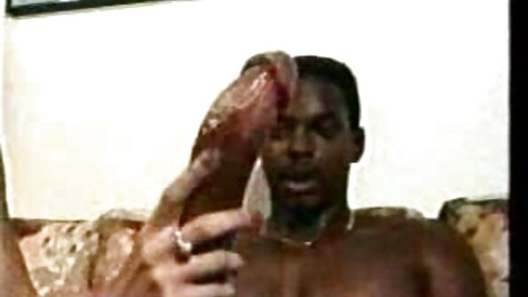 Spinner Britne se trage în stilul POV în acest videoclip hardcore, făcându-și clitorisul cu degetele și futut cu o pula tare.